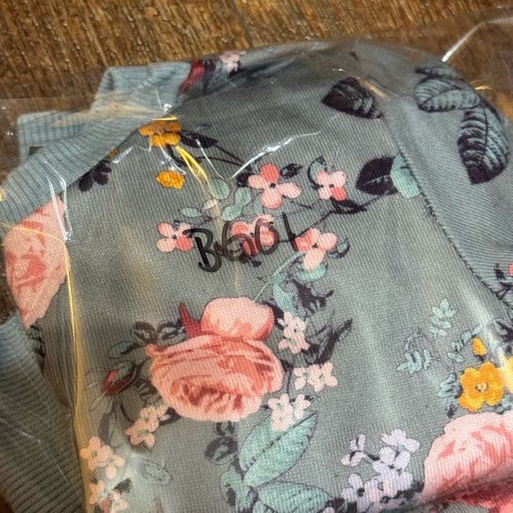 Vince Camuto Floral Babygirl 12 month Outfit - Picture 4 of 4